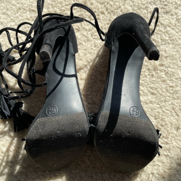 Black Fringe Leather Mossimo heels sz 6.5 - Picture 3 of 5